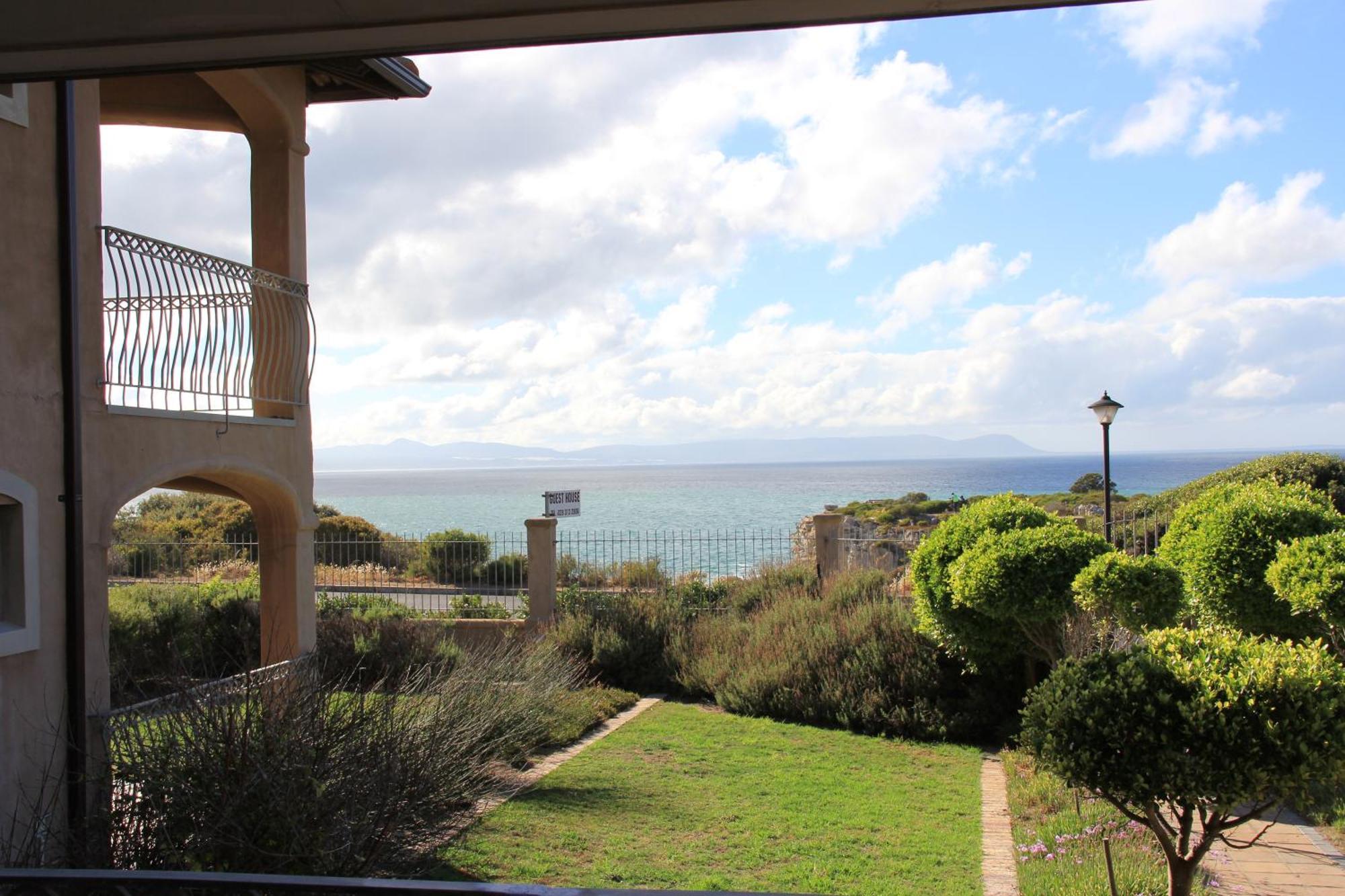 On The Cliff Guest House Херманус Екстериор снимка