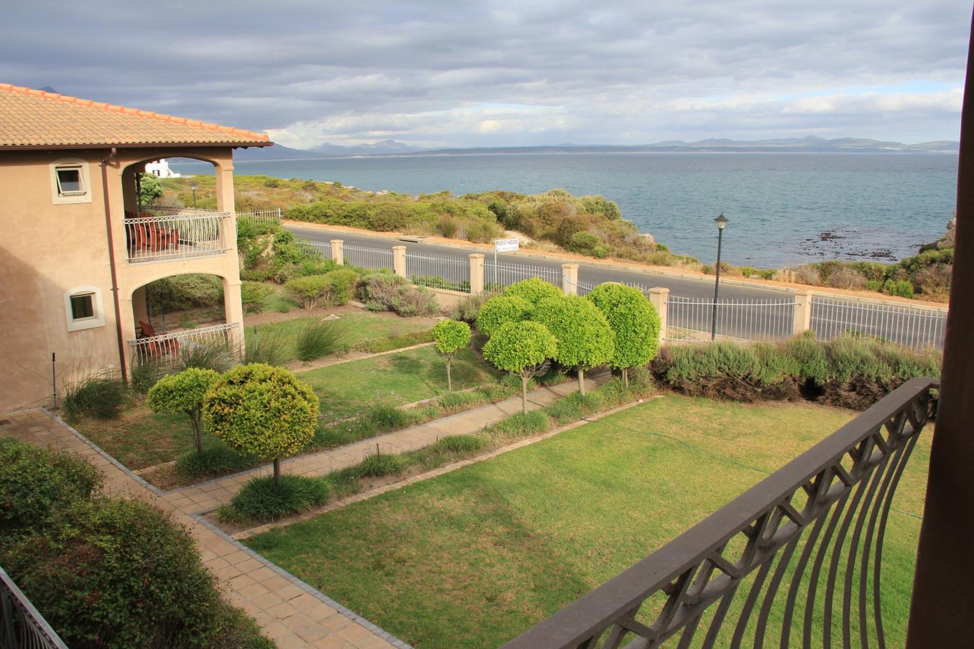 On The Cliff Guest House Херманус Екстериор снимка
